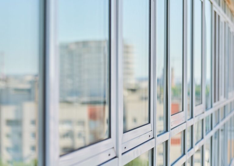 Explorando la vanguardia: Tendencias actuales en diseños de ventanas de aluminio